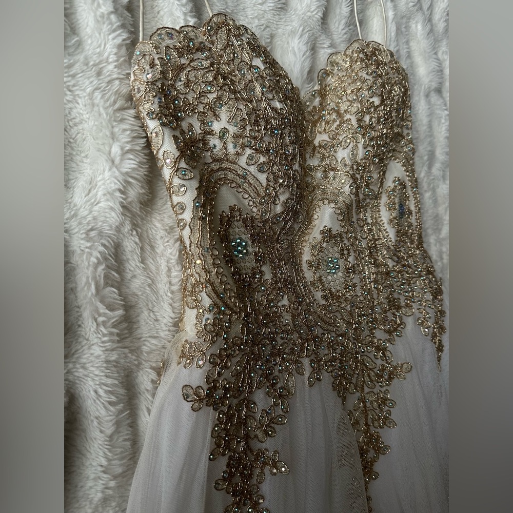 ELEGANT PRINCESS PROM DRESS - Picture 10 of 13